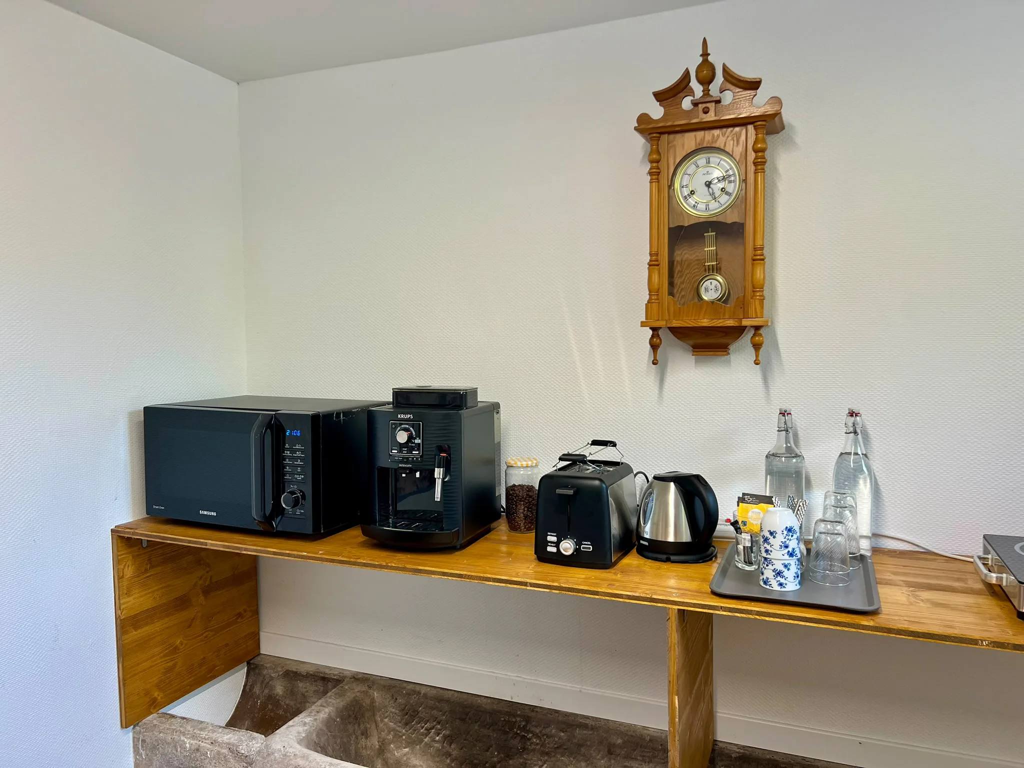 Micro-ondes, machine à café à grains et bouilloire dans la salle commune