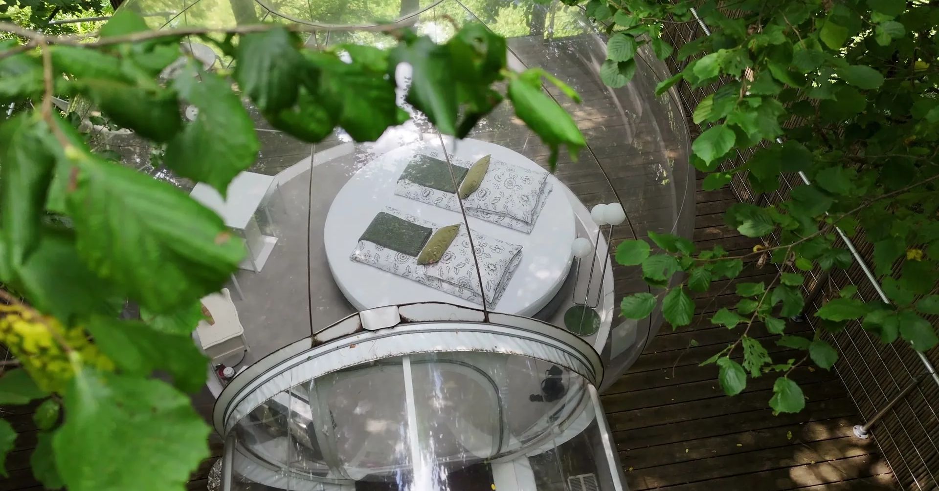 Vue aérienne de La Bulle, hébergement insolite transparent niché dans les arbres